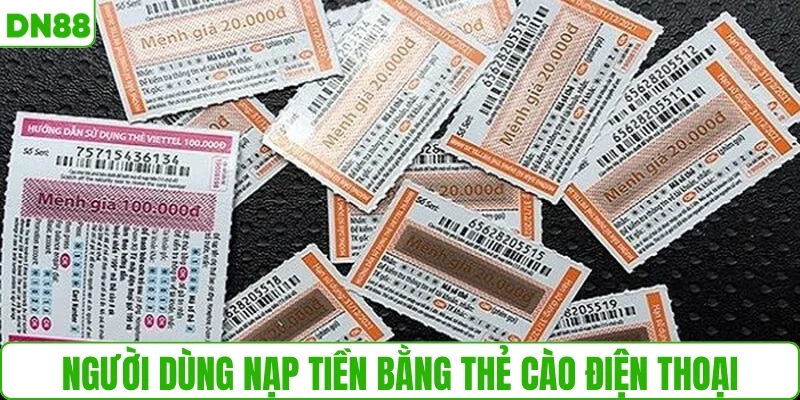 Người dùng nạp tiền bằng thẻ cào điện thoại